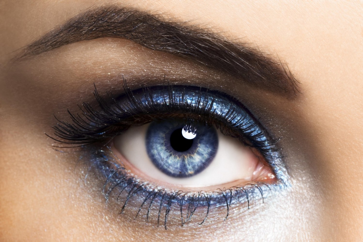 Все виды макияжа для голубых глаз 2023: правила создания и модные фото-идеи для воплощения
